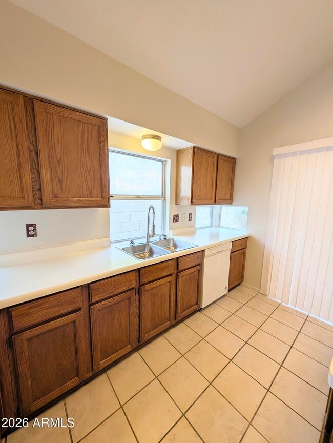 Building Photo - 2325 E Lakecrest Dr
