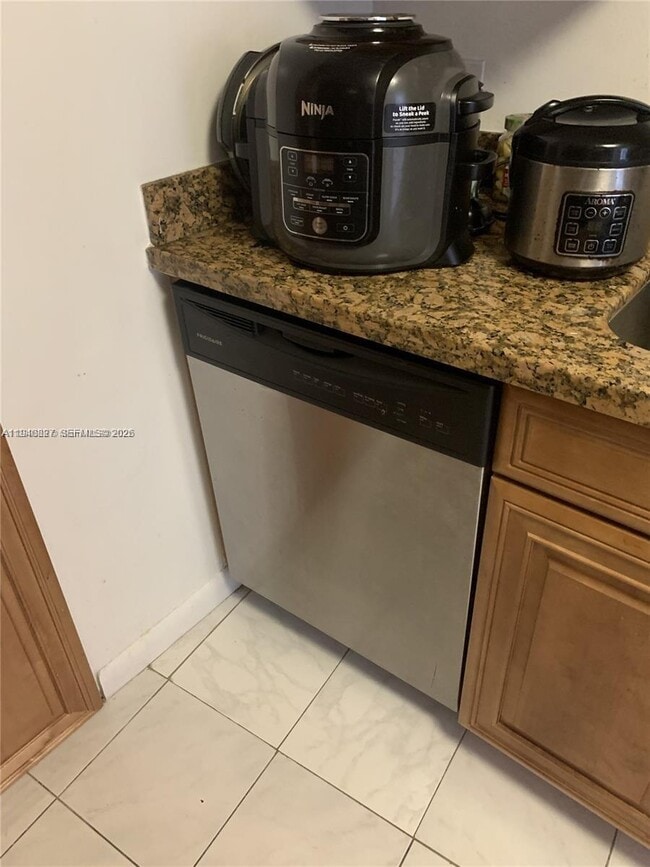 Building Photo - 900 Bay Dr