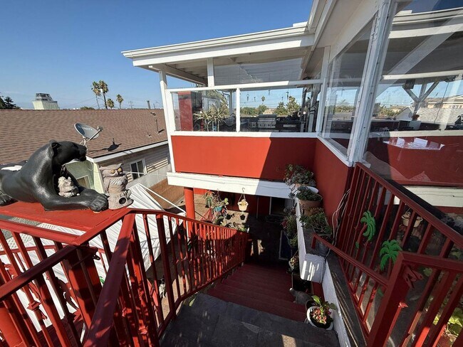 Building Photo - 4 bed 3 bath plus 2 Extra Bonus Rooms with full bathroom in the back yard