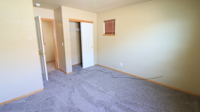 Building Photo - 3/2.5 Townhome in Redmond