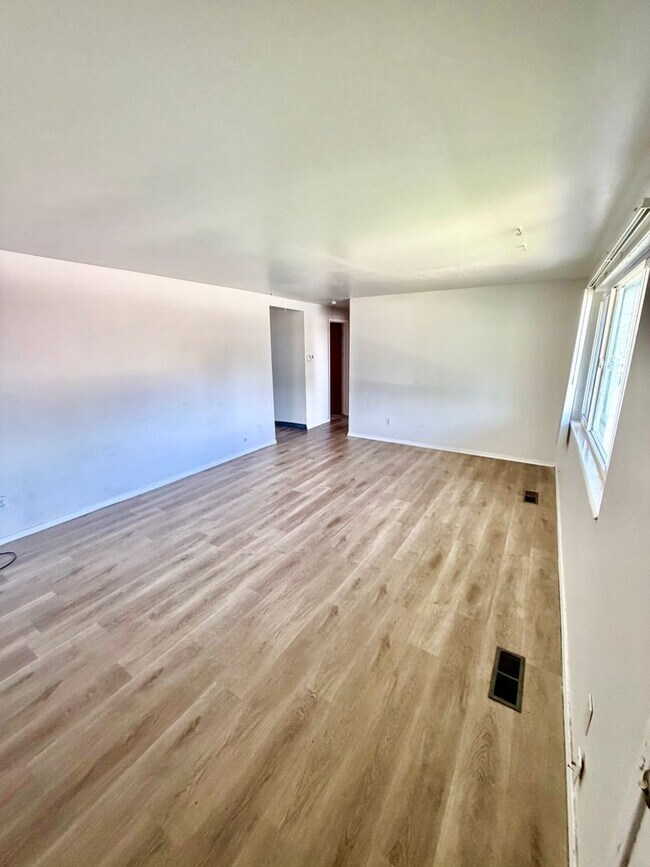 Building Photo - 105 W 250 N