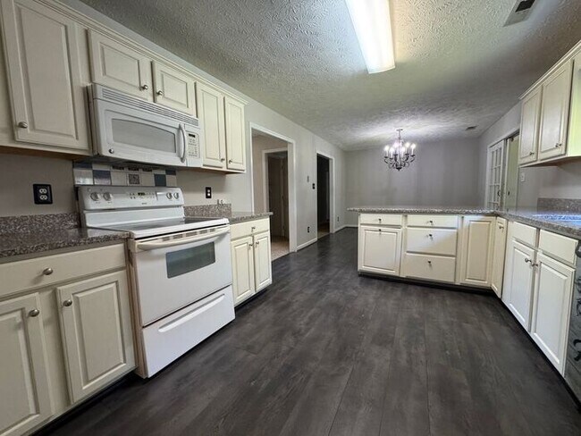 Building Photo - 4 bedroom 3 Bath Home