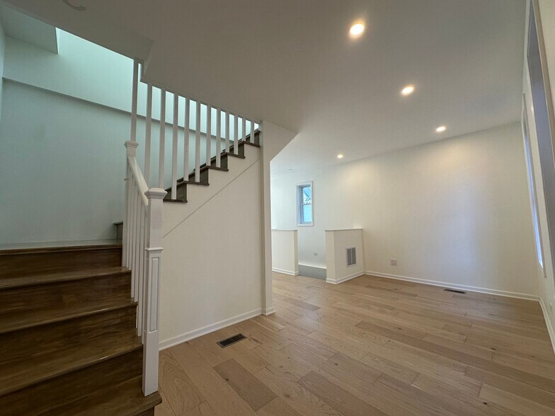 Building Photo - 2037 N Damen Ave