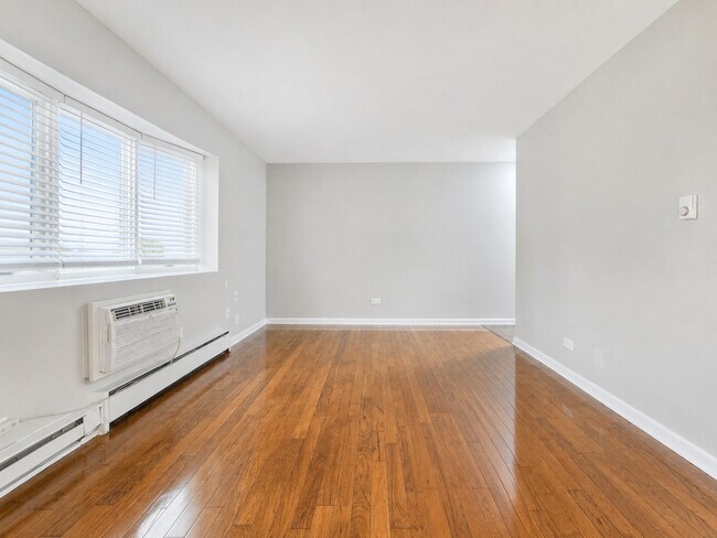 Building Photo - 5920 N Kenmore Ave