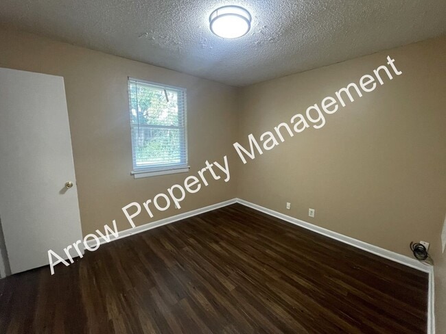 Building Photo - Newly Renovated 3 Bedroom 2 Bath Home in Nashville!