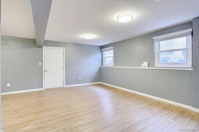 Building Photo - 6 Hemlock Ln