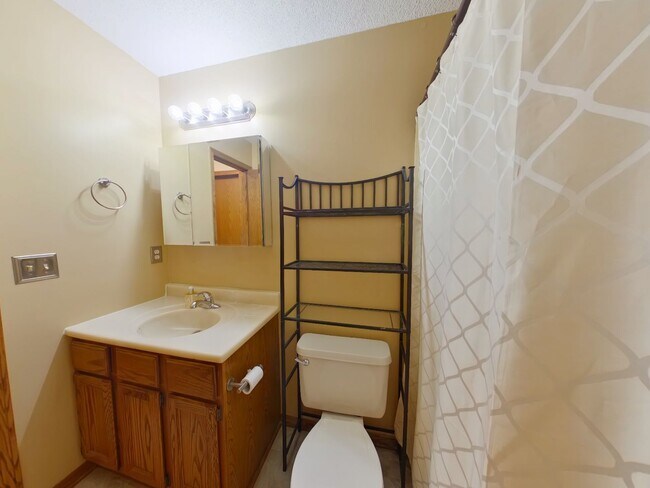 Building Photo - 3 Bedroom Home