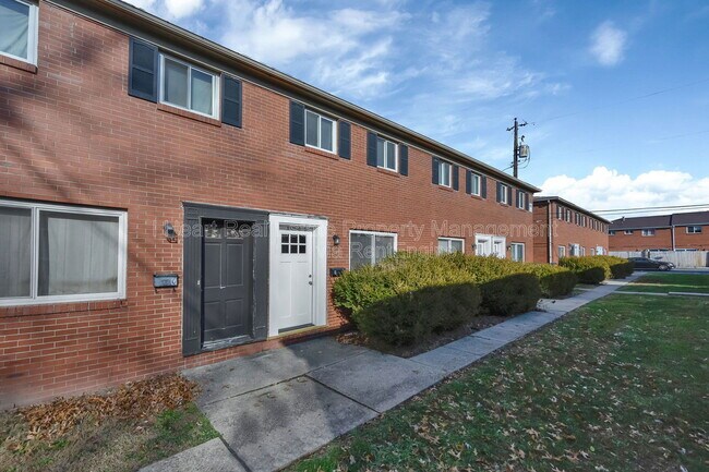 Building Photo - 880 N Meadows Ct