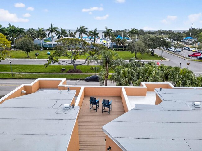 Building Photo - 922 N Shore Dr NE