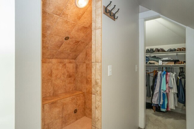 Building Photo - Charming 2-Bed, 2-Bath Loft Home in Old To...