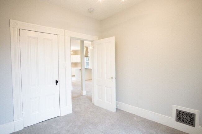 Building Photo - Gorgeous & Luxurious Remodeled Top-Floor T...