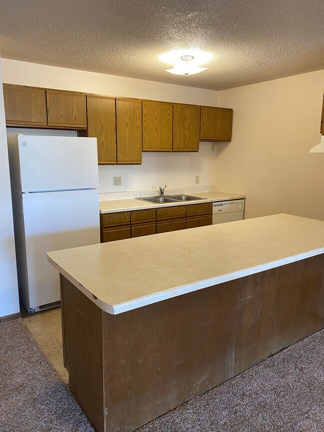 Building Photo - 4 Bedroom 2 Bathroom Apartment