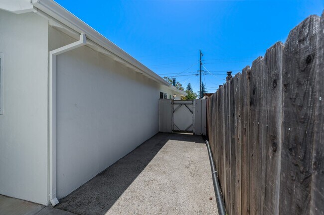 Building Photo - 4 bed/ 3 bath Single-Family Home in North Napa