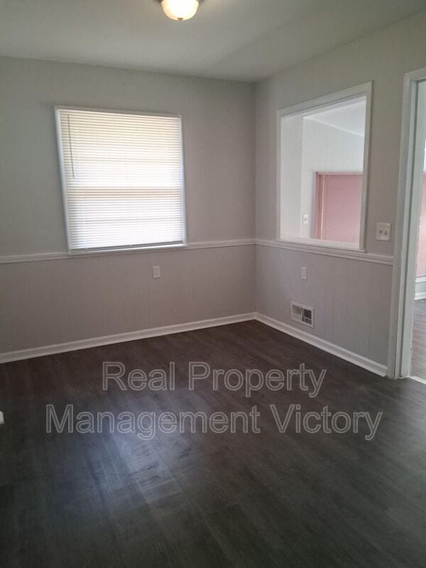 Building Photo - 409 10th Ave
