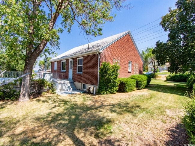 Building Photo - Spacious 2 Bd Main Level Duplex