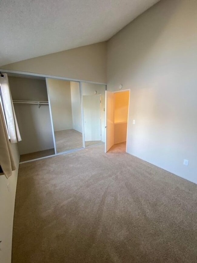 Building Photo - Sunny Townhouse in Lighthouse Cove