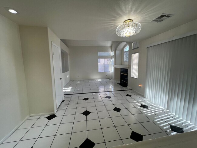 Building Photo - Don't Miss Out On This Beauty