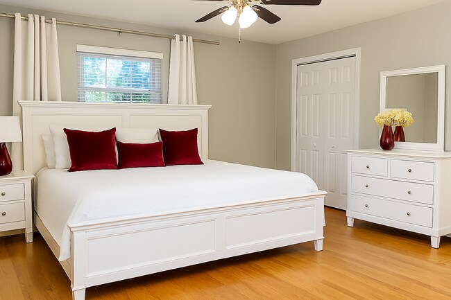 Building Photo - 5 Bedrooms 3 Bathrooms! Parking! Pets Welc...