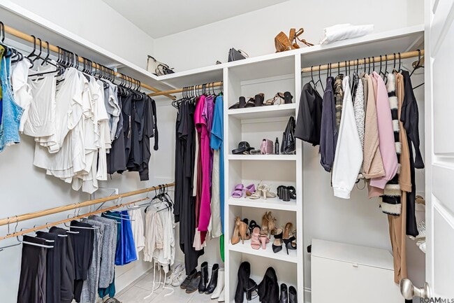 Building Photo - 8120 Stonelake Cir Ave E