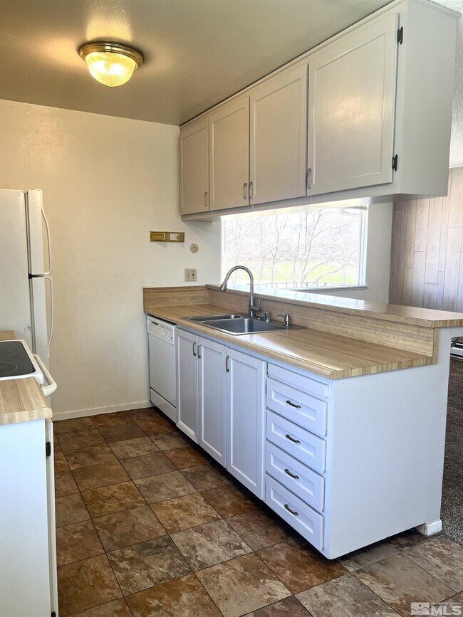 Building Photo - 5020 Tahiti Wy