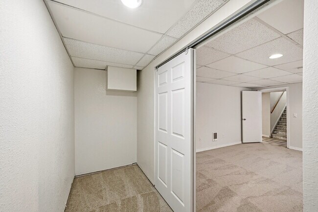 Building Photo - $2,595.95, 5 bed, 3.5 bath with a fenced back yard