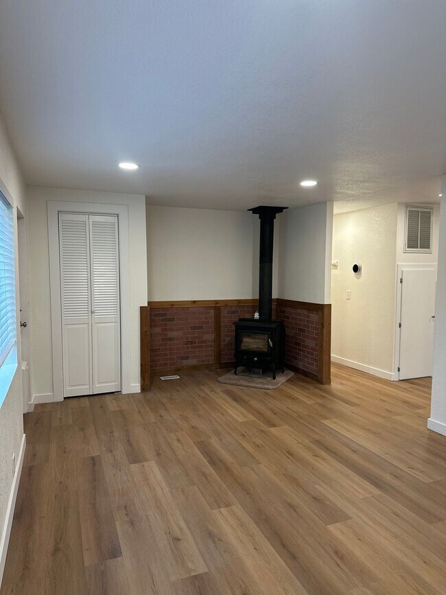 Building Photo - Completely Remodeled Home on 1 Acre in DRW