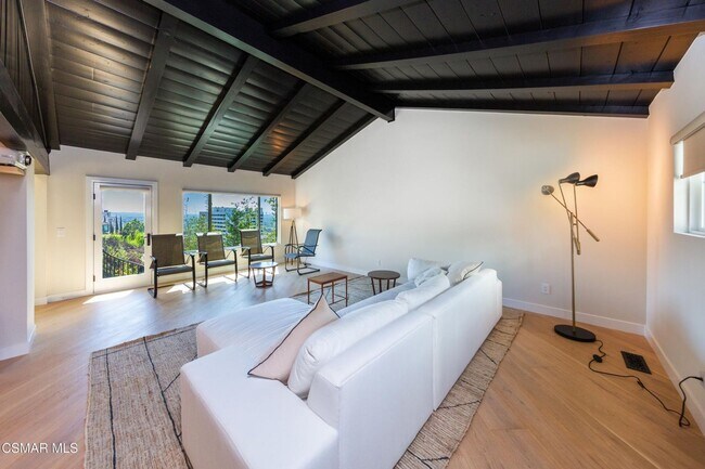 Building Photo - Must see this luxurious short-term, furnished, 3 bedroom + 3 bathroom rental home