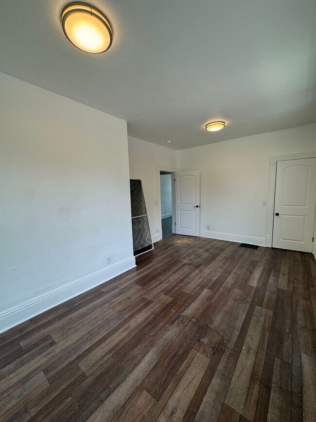 Building Photo - 923-925 N 9th- HBS
