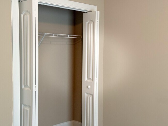 Building Photo - 301 Macarthur Dr