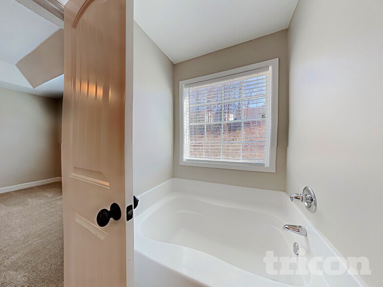 Building Photo - 598 Embassy Walk