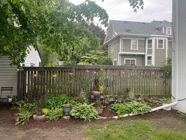 Building Photo - 1067 St Clair Ave