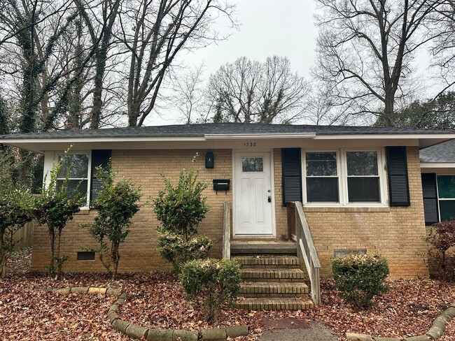 Building Photo - Charming Two Bedroom Duplex in Plaza Midwood!