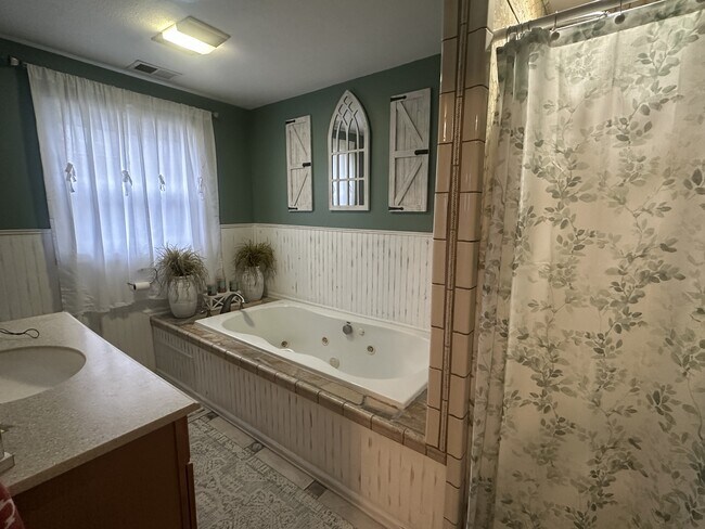 Building Photo - 724 W State St