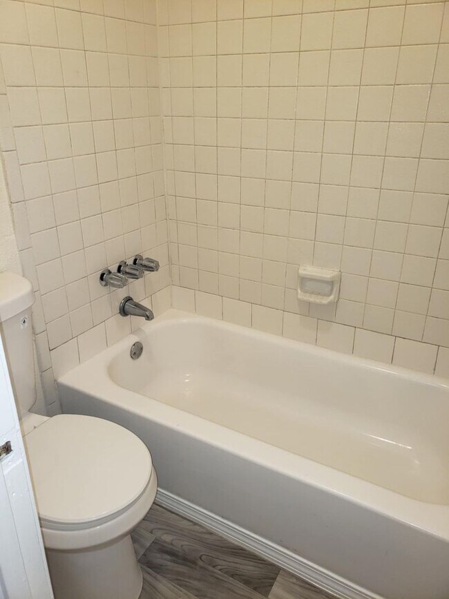 Building Photo - Renovated townhome in a convenient location