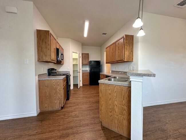 Building Photo - 901 Lasso Dr