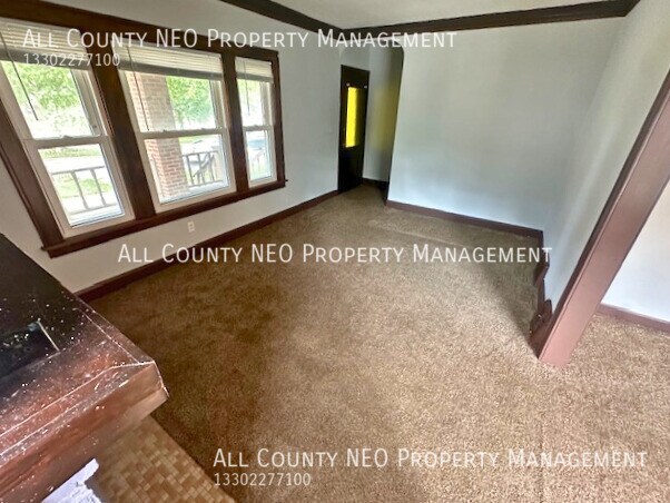 Building Photo - Cozy 2-Bedroom with Ample Storage and Char...