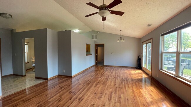 Building Photo - 2417 Depauw Dr