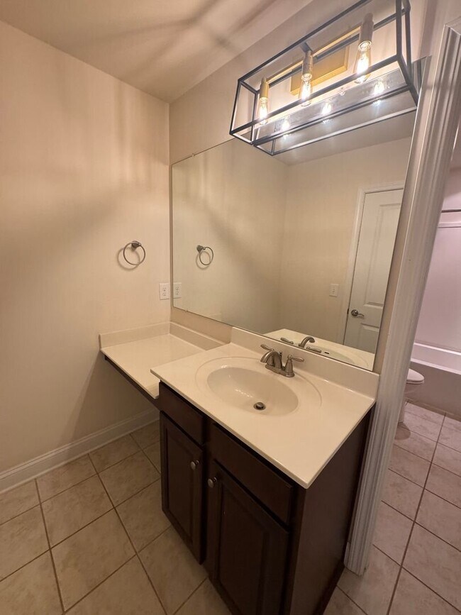 Building Photo - Your Franklin dream rental is here—4 bedrooms, a huge bonus, two en-suites, and an unbeatable loc...