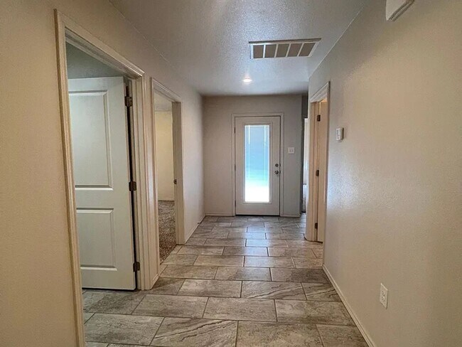 Building Photo - Beautiful 2 bed/2 bath/2 car garage Townhome!