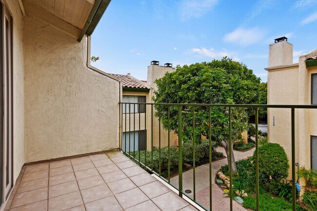 Building Photo - Wonderful uptown condo for rent... Santa Barbara!