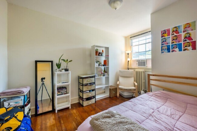 Building Photo - NW Rowhouse Near Georgetown University & Hospital Available Early August