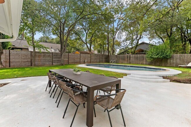 Building Photo - 8806 Ridgehill Dr
