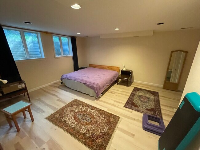 Building Photo - 2354 King Pl NW