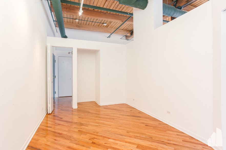 Building Photo - 2222 W Diversey Ave