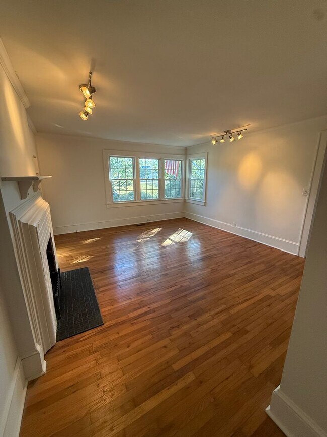 Building Photo - 0011