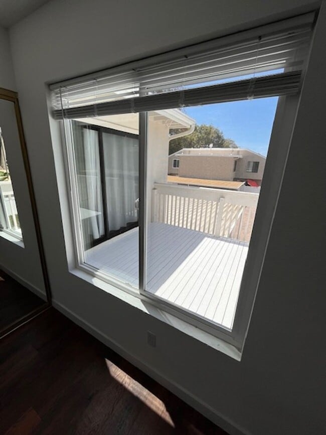 Building Photo - 3 bed 1.5 bath 2 story condo in Park Place...