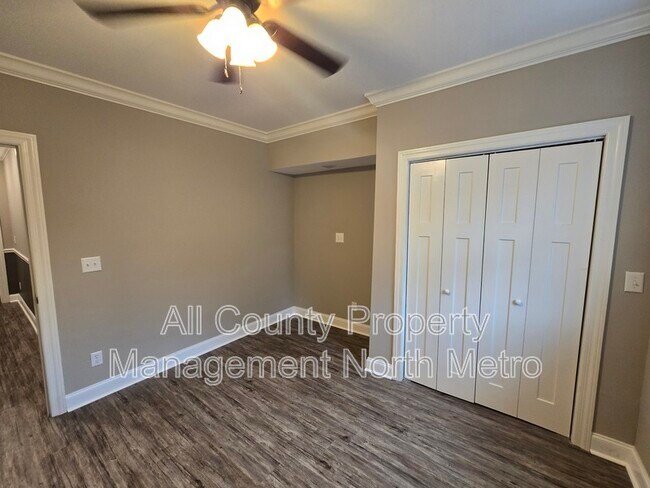 Building Photo - 545 Lakeview Dr