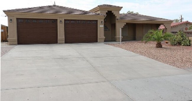 Building Photo - Furnished 3 Bedroom - 2 Bath Pool Home