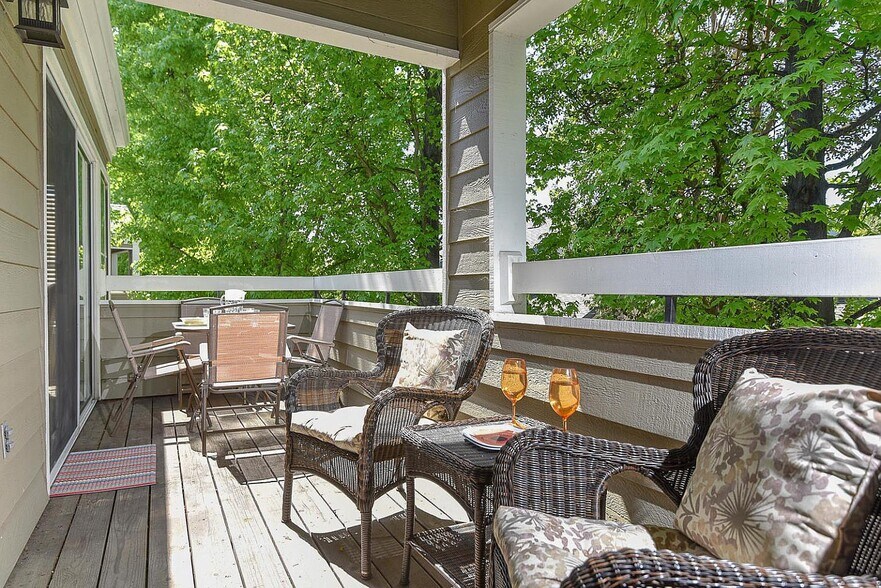 Building Photo - 1711 Parkview Green Cir