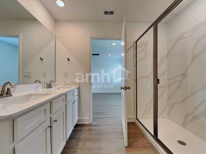 Building Photo - 16467 Cheyanne Ct